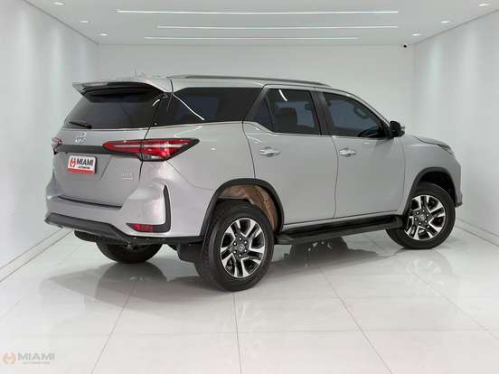 TOYOTA-HILUX SW4-2024