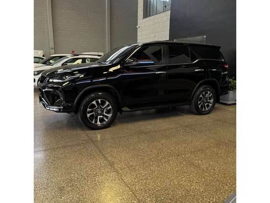 TOYOTA-HILUX SW4-2024