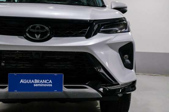 TOYOTA-HILUX SW4-2024