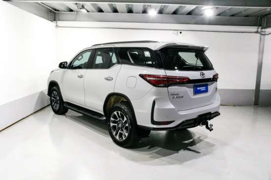 TOYOTA-HILUX SW4-2024