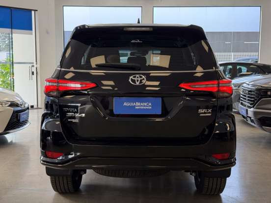 TOYOTA-HILUX SW4-2023