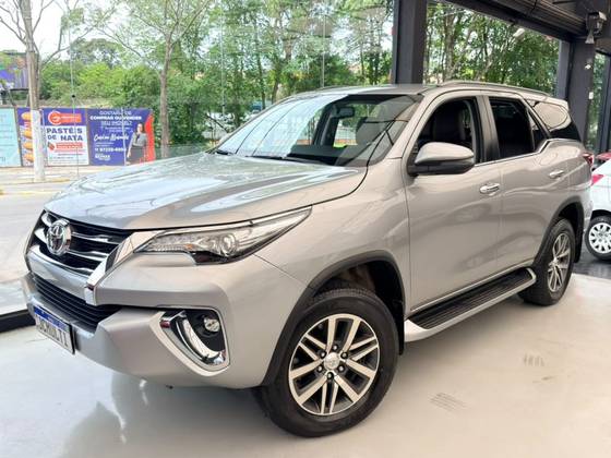 TOYOTA HILUX SW4 2.8 SRX 4X4 7 LUGARES 16V TURBO INTERCOOLER DIESEL 4P AUTOMÁTICO
