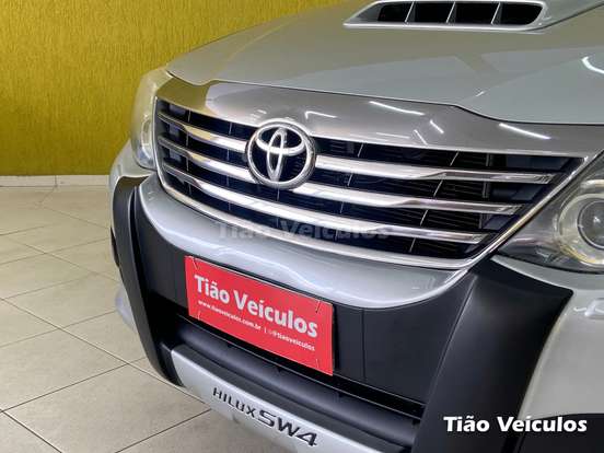 TOYOTA-HILUX SW4-3.0 SR 4X4 16V TURBO INTERCOOLER DIESEL 4P AUTOMÁTICO TOYOTA-HILUX SW4-2013