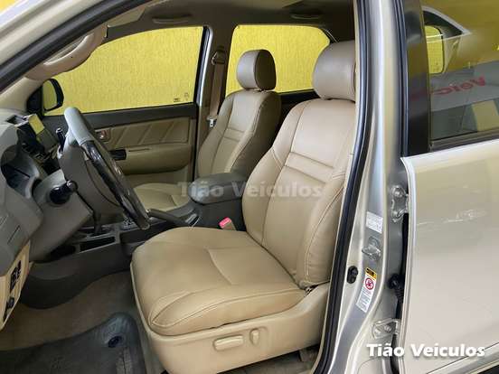 TOYOTA-HILUX SW4-3.0 SR 4X4 16V TURBO INTERCOOLER DIESEL 4P AUTOMÁTICO TOYOTA-HILUX SW4-2013