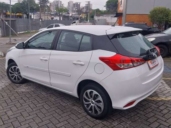 TOYOTA-YARIS-2021