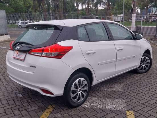 TOYOTA-YARIS-2021