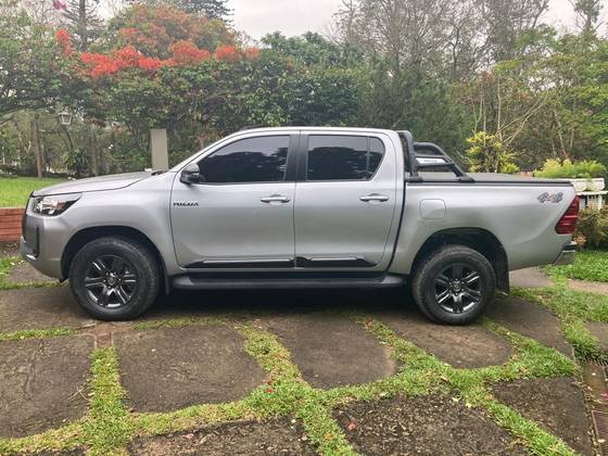 TOYOTA HILUX 2.8 D-4D TURBO DIESEL CD SR 4X4 AUTOMÁTICO