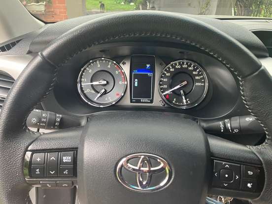TOYOTA-HILUX-2.8 D-4D TURBO DIESEL CD SR 4X4 AUTOMÁTICO TOYOTA-HILUX-2025