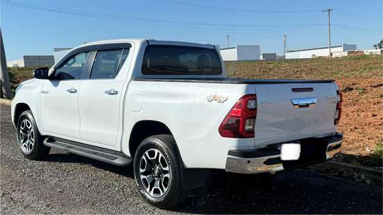 TOYOTA-HILUX-2023