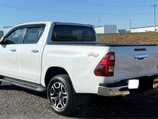 TOYOTA-HILUX-2.8 D-4D TURBO DIESEL CD SRX 4X4 AUTOMÁTICO TOYOTA-HILUX-2023
