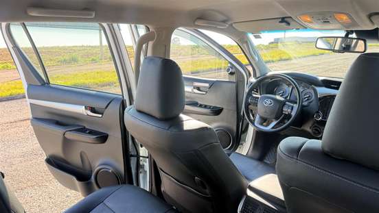 TOYOTA-HILUX-2.8 D-4D TURBO DIESEL CD SRX 4X4 AUTOMÁTICO TOYOTA-HILUX-2023