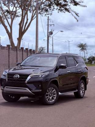 TOYOTA-HILUX SW4-2023