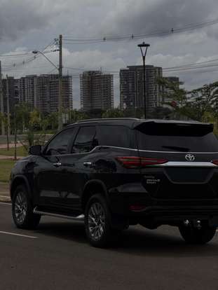 TOYOTA-HILUX SW4-2023