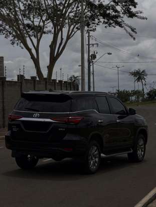 TOYOTA-HILUX SW4-2023