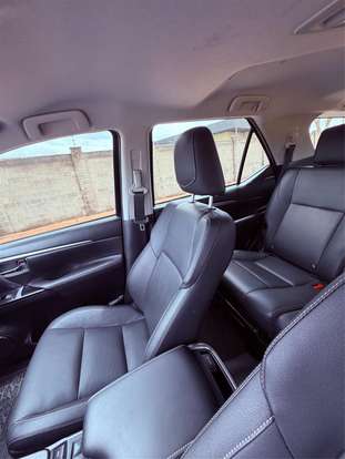 TOYOTA-HILUX SW4-2023
