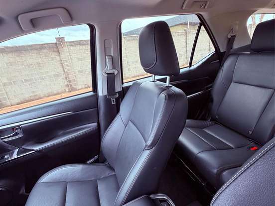 TOYOTA-HILUX SW4-2.8 D-4D TURBO DIESEL SRX 7L 4X4 AUTOMÁTICO TOYOTA-HILUX SW4-2023