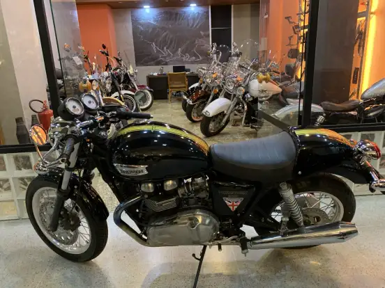 TRIUMPH-THRUXTON-2015