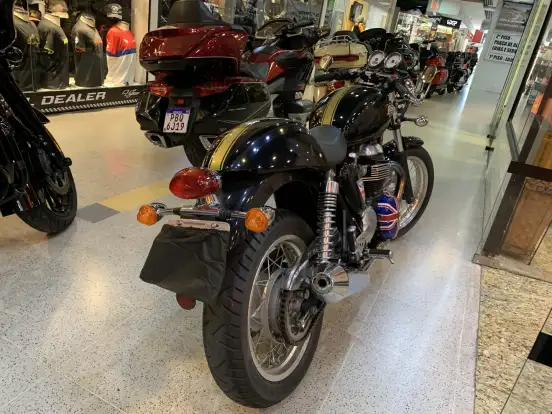 TRIUMPH-THRUXTON-2015