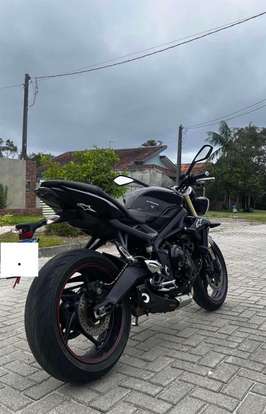 TRIUMPH-STREET TRIPLE 675 ABS-2016
