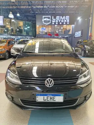 VOLKSWAGEN-JETTA-2012