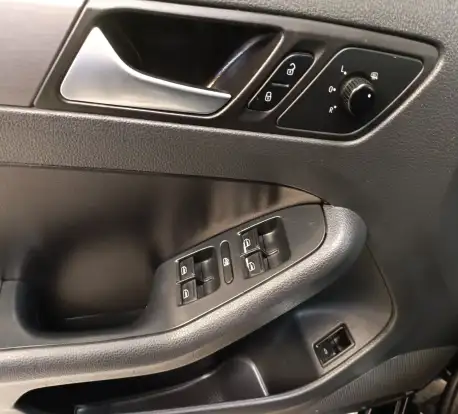 VOLKSWAGEN-JETTA-2012