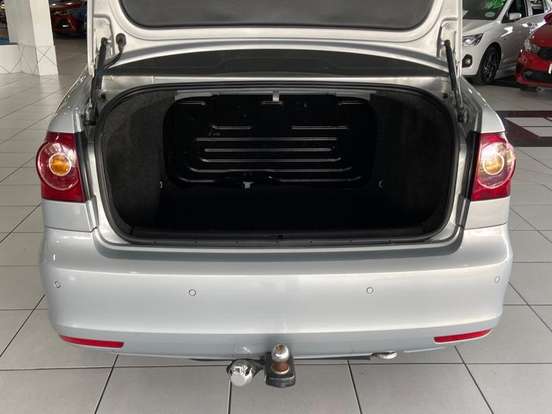 VOLKSWAGEN-POLO SEDAN-2012