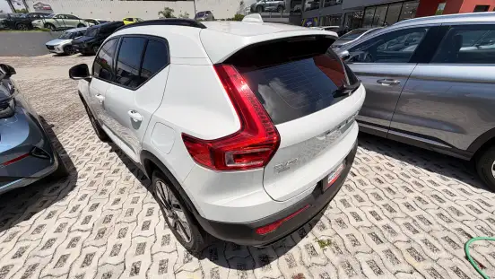 VOLVO-EX40-2024