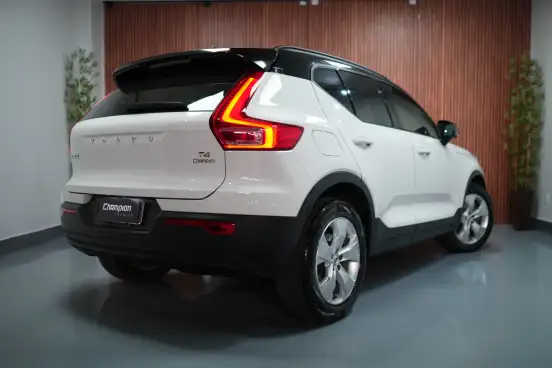 VOLVO-XC40-2019