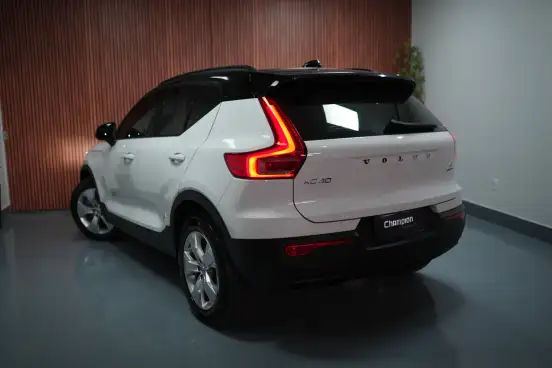 VOLVO-XC40-2019