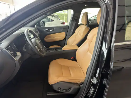 VOLVO-XC60-2017