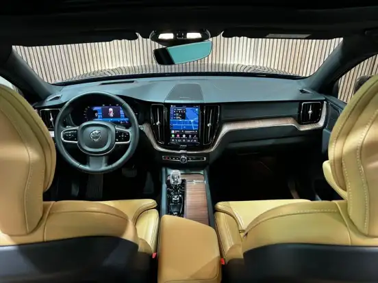 VOLVO-XC60-2023