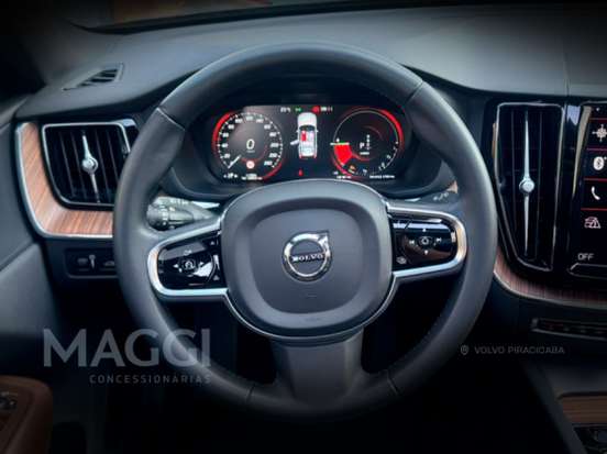 VOLVO-XC60-2020