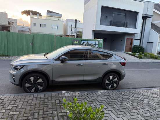 VOLVO-EX30-2025