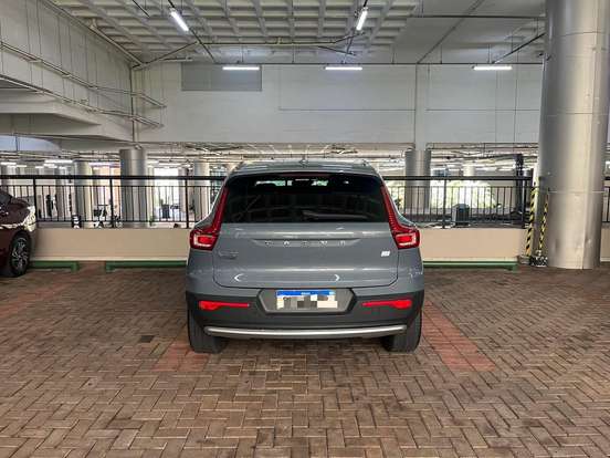 VOLVO-XC40-2021