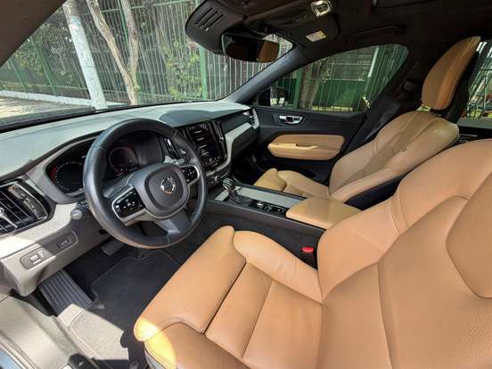 VOLVO-XC60-2017