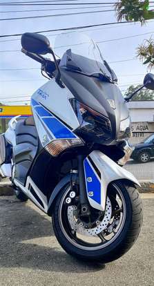 YAMAHA-TMAX-2013
