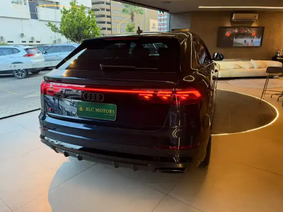 AUDI-Q8-2024