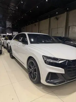 AUDI-Q8-2021