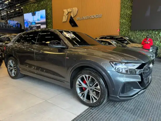 AUDI-Q8-2020