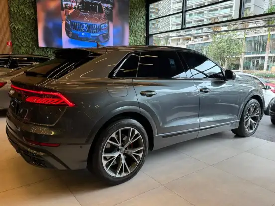 AUDI-Q8-2020