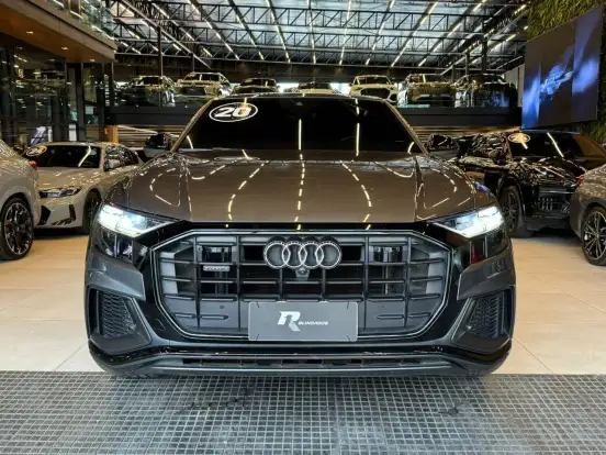AUDI-Q8-2020