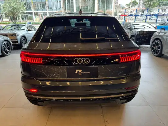 AUDI-Q8-2020