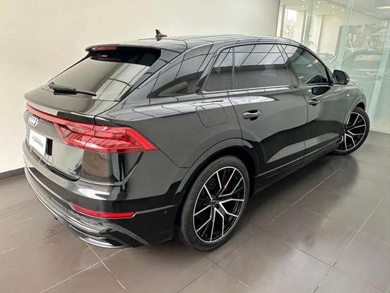 AUDI-Q8-2023