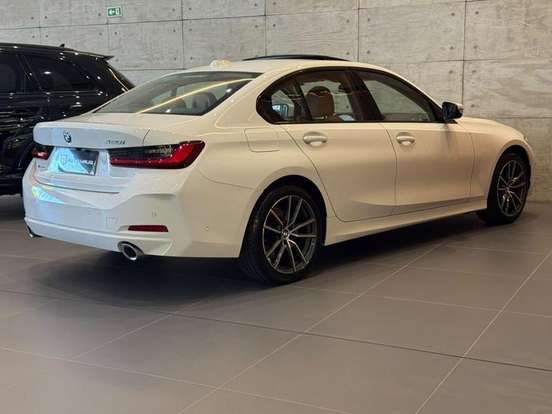 BMW-320i-2024
