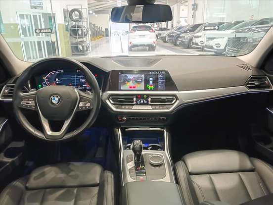 BMW-320i-2021
