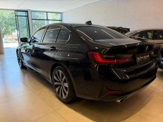 BMW-320i-2022