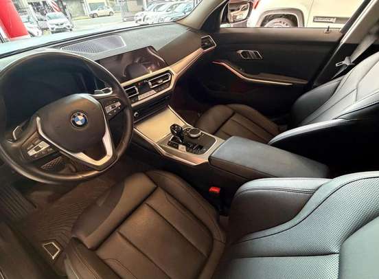 BMW-320i-2021