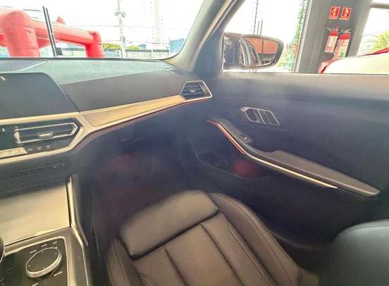 BMW-320i-2021