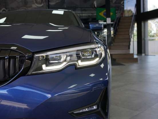 BMW-320i-2021