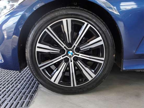 BMW-320i-2021